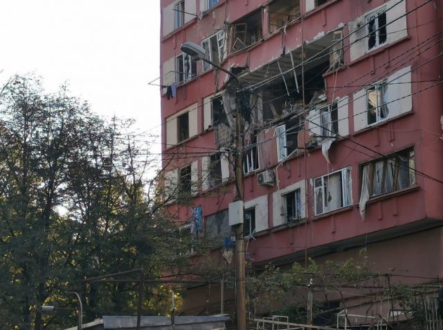В Тбилиси в жилом доме на проспекте Давида Гурамишвили прогремел взрыв