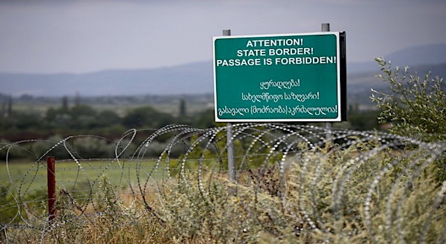 Председатель парламентского комитета по обороне и безопасности Ираклий Сесиашвили заявил, что Грузия должна осуществить «очень строгое реагирование» на задержание сотрудника миссии наблюдателей Евросоюза на территории Южной Осетии сообщает 25 октября «Интерпрессньюс».  По мнению Сесиашвили действия Цхинвала являются «преступлением против мира и безопасности», а на самом деле представляют собой провокацию Москвы.  «Это, я бы сказал, преступление, направленное против мира и безопасности. Поэтому, ясно, что на это будет строжайшее реагирование не только у нас, но и, уверен, у самой миссии Евросоюза. У нас будет очень строгое реагирование, так как эта провокация у России действительно не должна получиться, на это она должна получить очень суровую ракцию, так и будет» Яндекс Дзен   Подробности: https://regnum.ru/news/polit/2759447.html Любое использование материалов допускается только при наличии гиперссылки на ИА REGNUM.