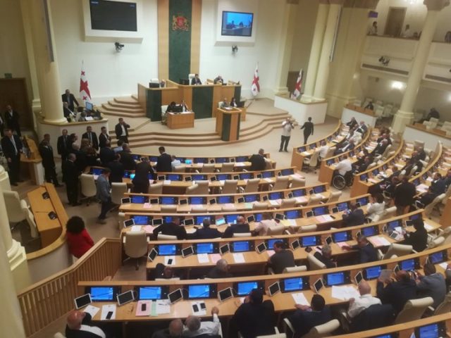 Парламент Грузии отложил принятие законопроекта об изменении избирательной системы