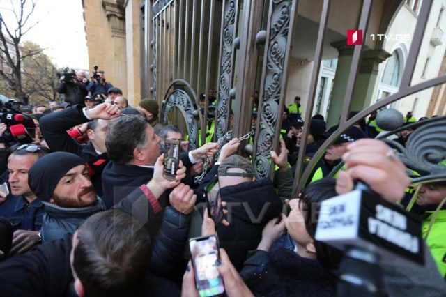 Лидеры оппозиционных партий символически навесили замки на все ворота парламента Грузии