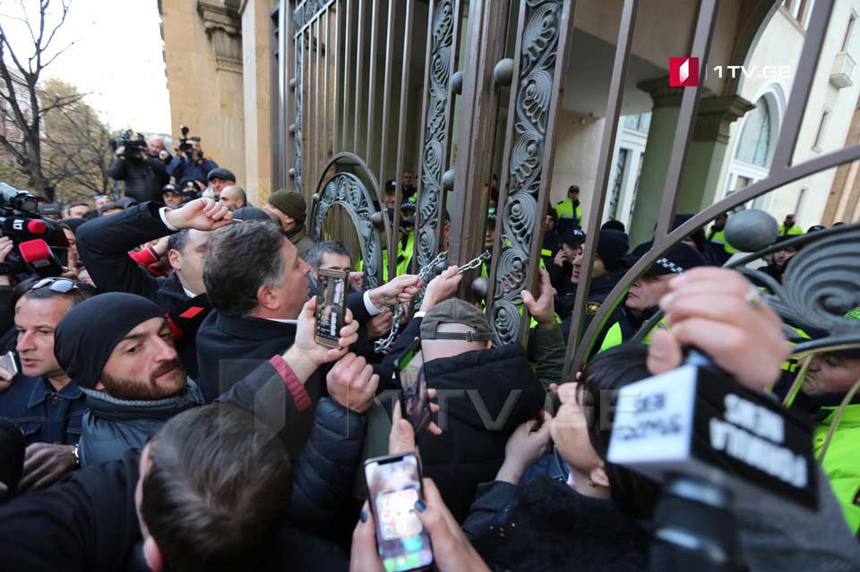 Лидеры оппозиционных партий символически навесили замки на все ворота парламента Грузии