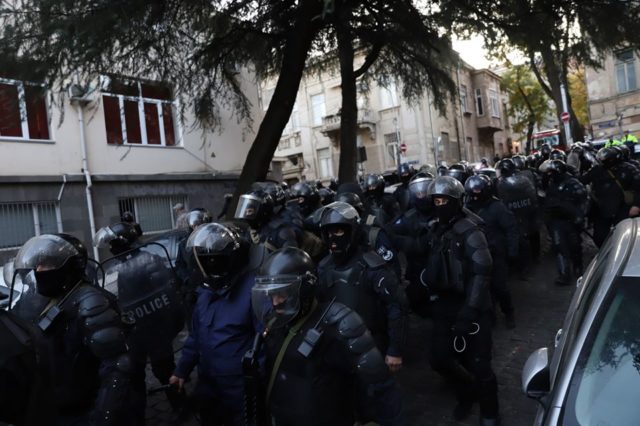 В Тбилиси спецназ разогнал протестующих у здания парламента