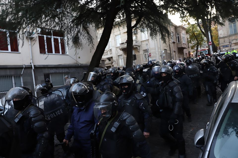 В Тбилиси спецназ разогнал протестующих у здания парламента