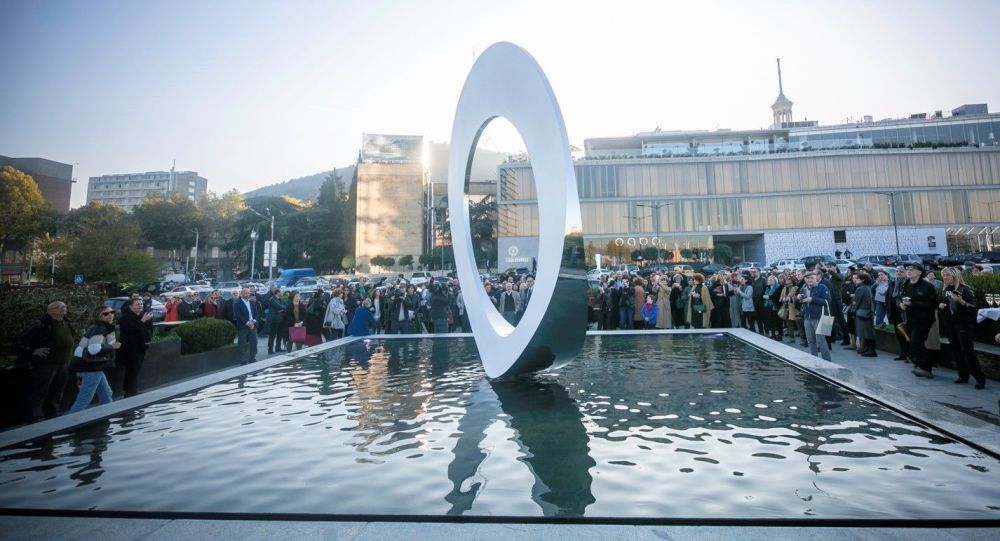 В Тбилиси на площади Первой Республики установлена скульптура N'Uovo (Яйцо)