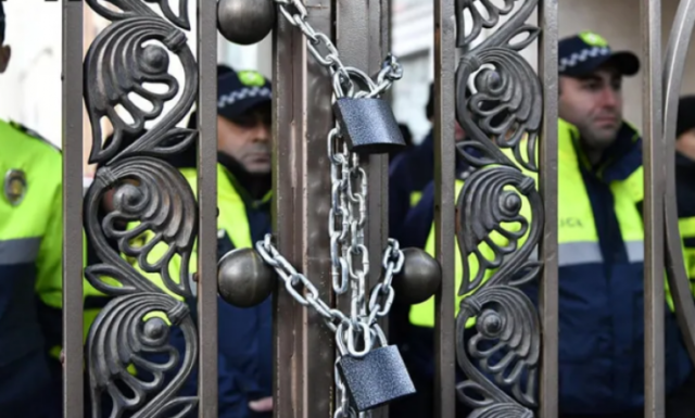 Участники акции протеста не впускают депутатов в парламент Грузии