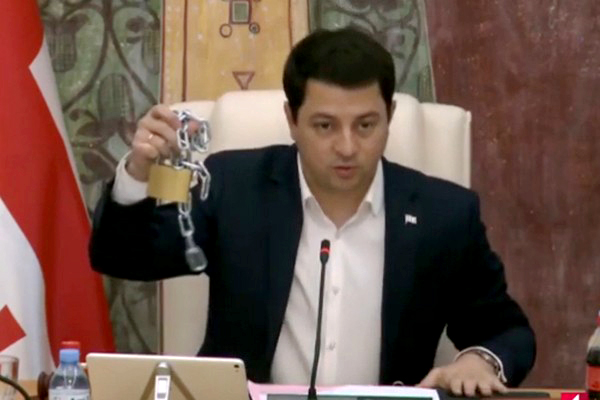 Председатель парламента Грузии символически вернул оппозиции перерезанную цепь и замок