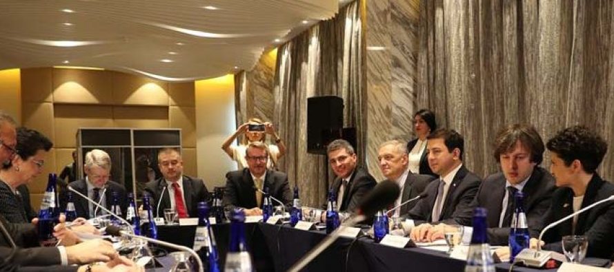 Прошел второй раунд переговоров по избирательной системе На встрече, которая длилась более четырех часов, дипломаты выступили в роли арбитра для урегулирования политического кризиса в стране. Оппозиция с 14 ноября проводит акции, опротестовывая провал обещанной властями избирательной реформы. В последний момент мажоритарные депутаты от правящей партии отказались поддерживать поправки в Конституцию Грузии о переходе со смешанной на пропорциональную систему (по партийным спискам) парламентских выборов. В качестве компромисса оппозиция предложила немецкую модель, согласно которой сохраняются мажоритарные выборы, однако они будут проходить не в одномандатных, а в многомандатных округах. При этом партия получит столько мест в парламенте, сколько ей полагается по пропорциональным выборам. По действующей Конституцией, 77 депутатских мандатов распределяются между партиями, а 73 - между конкретными кандидатами, набравшими более половины голосов в своем одномандатном округе. Министр юстиции Грузии Тея Цулукиани заявила, что много времени на прошедшей встрече заняло объяснение оппозиции невозможности принятия "немецкой модели". "Потребовалось довольно много времени и дискуссий, чтобы объяснить другой стороне с участием посредников, что "немецкая модель" является для нас неприемлемой, поскольку она неконституционная", - сообщила Тея Цулукиани журналистам. По ее словам, во второй части дискуссии международные партнеры выдвинули предложение обеим сторонам, согласно которым половина грузинского парламента будет избираться не по одномандатными, а по многомандатным мажоритарным округам. "В этой связи мы сказали - а почему бы и нет? Предложение один из наших международных партнеров зачитал устно, и поэтому нам нужно на самом деле изучить детали, но и оппозиция сказала то же самое. Конечно, что им потребуется внутреннее обсуждение, консультации", - сообщила Цулукиани. Это были основные моменты сегодняшней встречи, отметила министр, добавив, что будет проведена еще одна встреча для обсуждения поднятой сегодня проблемы. "Мы ожидаем позицию правящей партии по многомандатным избирательным округам, что является частью нашего предложения по изменению избирательной системы. Это заслуга наших международных друзей, что правительственные чиновники, которые вообще отказались сесть и что-либо обсудить, теперь увидят этот многомандатный компонент наших предложений", - заявил один из лидеров партии "Европейская Грузия" журналистам по окончании встречи. Он подчеркнул, что пока результаты не будут достигнуты, митинги будут продолжаться, мирные, но очень активные. Кроме того, по словам одного из лидеров оппозиции, на встрече поднимался вопрос о политических заключенных, а также о недопущении насилия со стороны правящей команды.