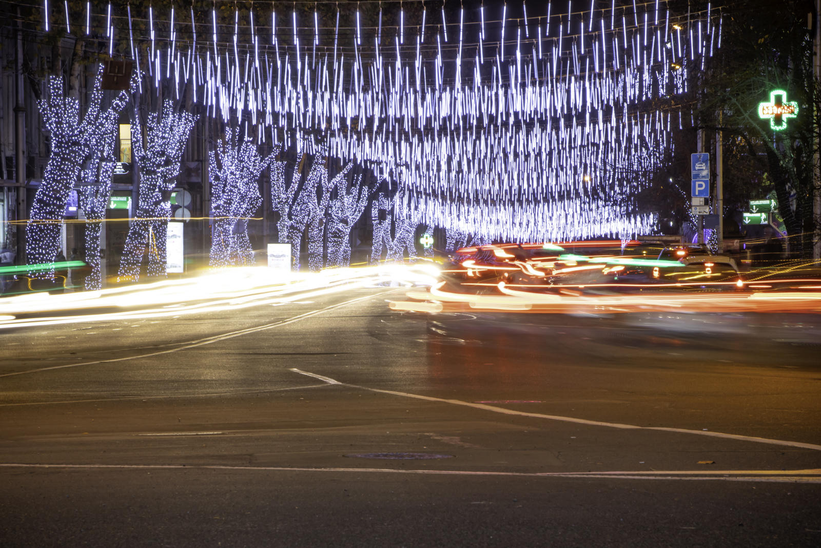 В Тбилиси началось подключение новогодней иллюминации
