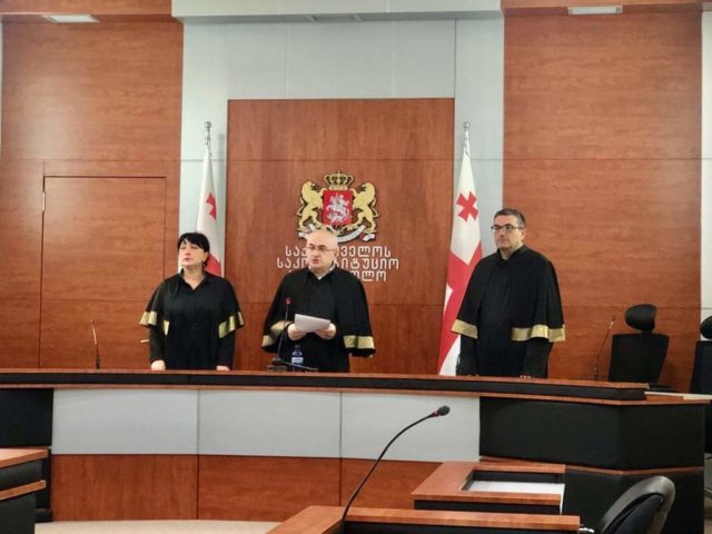 Конституционный суд Грузии приостановил норму об удостоверениях личности только с "чипом"