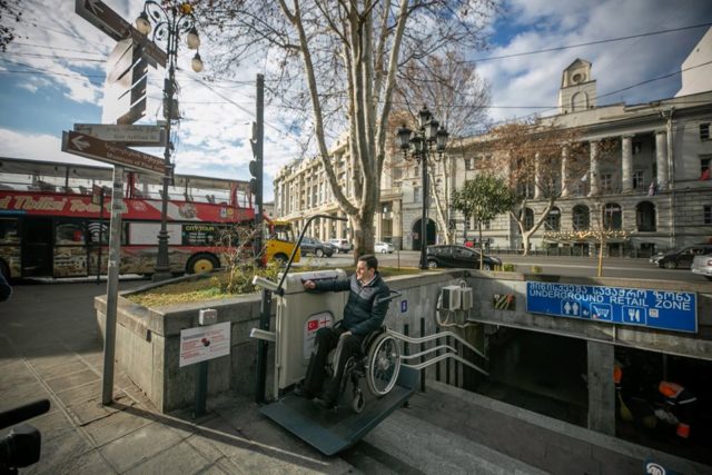 В Тбилиси в подземных переходах установлены специальные лифты для лиц с ОВЗ