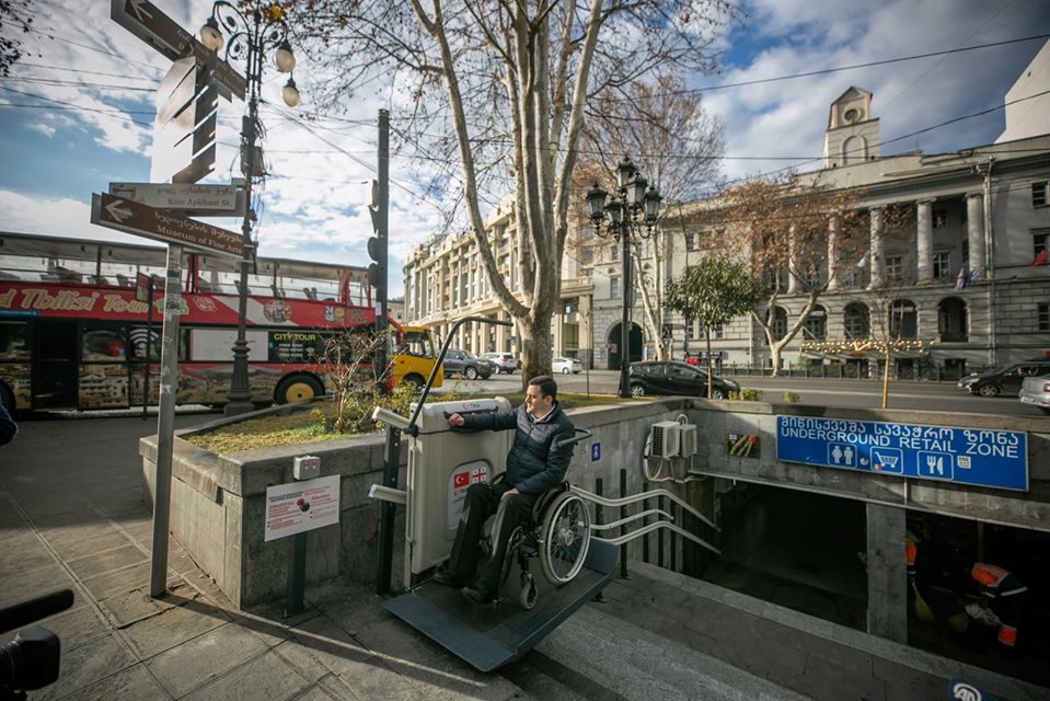 В Тбилиси в подземных переходах установлены специальные лифты для лиц с ОВЗ