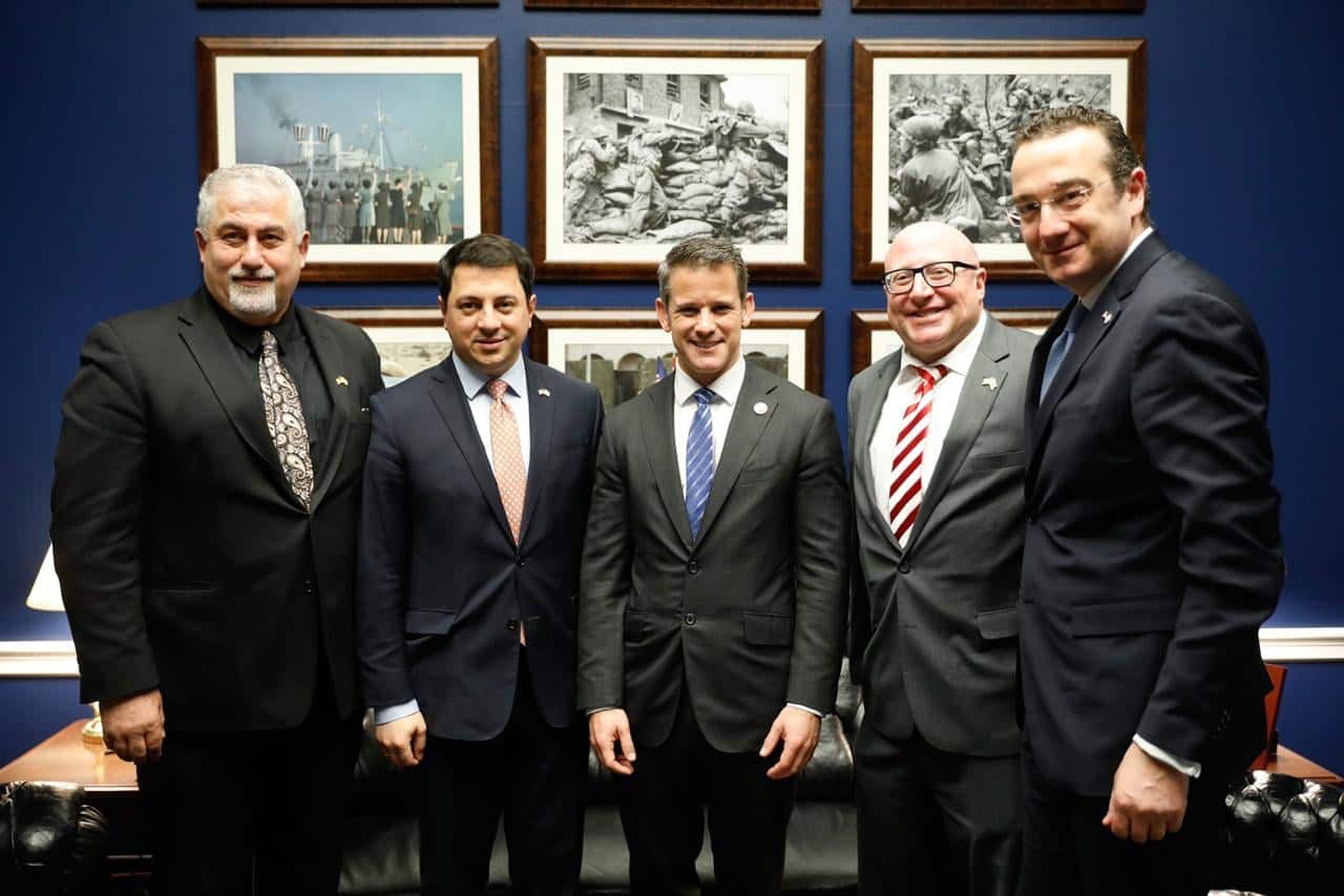 Спикер парламента Грузии: оппозиция пытается создать собственную «группу влияния» в Вашингтоне Спикер парламента Грузии Арчил Талаквадзе считает, что оппозиция пытается создать собственную «группу влияния» в Вашингтоне с целью дискредитации политического имиджа страны. Об этом Талаквадзе заявил в интервью грузинским телеканалам, по итогам рабочих встреч в Вашингтоне. Вместе с парламентской делегацией Талаквадзе прибыл в США 5 февраля. Вместе с главой МИД Грузии Давидом Залкалиани он присутствовал на завтраке по случаю национального дня Америки – Национального молитвенного дня. Также за эти дни спикер парламента Грузии успел провести более двух десятков встреч в Конгрессе и Сенате США. Состоялись у Талаквадзе переговоры и с политиками, которые в последнее время резко критиковали правительство Грузии. «После проведенных в Вашингтоне встреч я еще больше убедился в том, что партии с низкой поддержкой, которые не пользуются доверием и поддержкой общества в Грузии, в основном проводят свои избирательные кампании в Вашингтоне. Они пытаются спроектировать узкополитические интересы, найти людей, с помощью которых в определенной степени можно будет очернить имидж нашей политической атмосферы и избирательного процесса. Так они пытаются заработать какие-то политические баллы», заявил Талаквадзе. Спикер парламента Грузии добавил, что «каждая партия, которую интересует демократия» должна работать с гражданами Грузию и проводить свою предвыборную кампанию внутри страны. По словам Талаквадзе, членов Конгресса и Сената США он детально ознакомил с видениями правительства Грузии. «Было важно, чтобы мы встретились с нашими коллегами в Конгрессе, побеседовали с ними и предоставили информацию о наших планах. Я уверен, что в будущем это очень поможет нашим отношениям. Конечно же, не существует вопросов о том, каков выбор Грузии, какой наш курс и какую политику мы проводим. У Грузии есть сильная поддержка и доверие США. Здесь существует большой оптимизм, что мы продолжим укрепление демократии, усиление экономики и останемся одним из главных союзников США в сфере безопасности», — заявил спикер парламента Грузии. Одной из главных тем встреч Талаквадзе в Вашингтоне стала избирательная реформа. Как известно, «Грузинская мечта» не выполнила обещания о переходе на полностью пропорциональную систему парламентских выборов уже в 2020 году. Альтернативный вариант реформы, предложенный оппозицией, правящая команда отклонила. В комментарии журналистам Талаквадзе отметил, что до сих пор члены правящей партии ждут ответа оппозиции, чтобы провести очередной, пятый раунд переговоров и обсудить это предложение. « В конце февраля окно переговоров закрывается. Если до конца февраля договоренность не будет достигнута, парламент не успевает внести изменения в конституцию. До конца февраля важно, чтобы мы увидели прагматичный ответ оппозиции. Я уверен, что соглашение будет достигнуто, и мы получим конкурентную избирательную среду», — сказал спикер парламента Грузии.