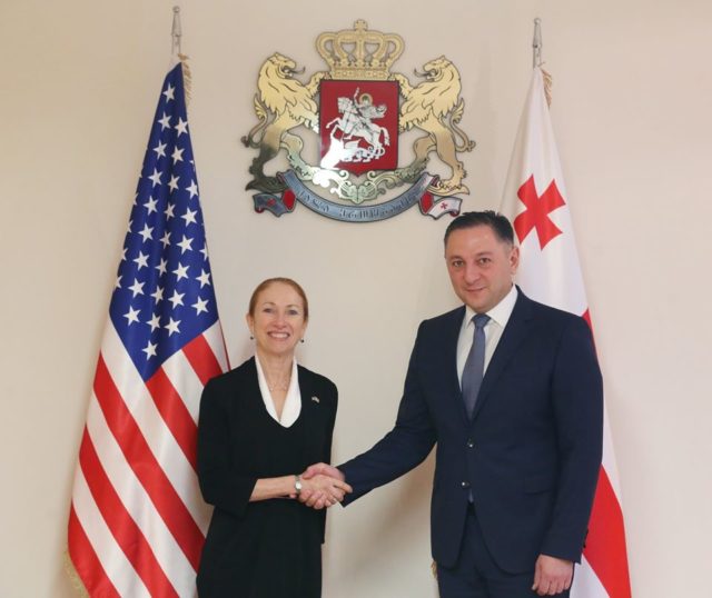 Министр внутренних дел Грузии встретился с послом США Келли Дегнан
