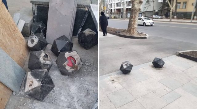 В Тбилиси в Вакийском районе за одну ночь уничтожили 32 антипарковочных барьера