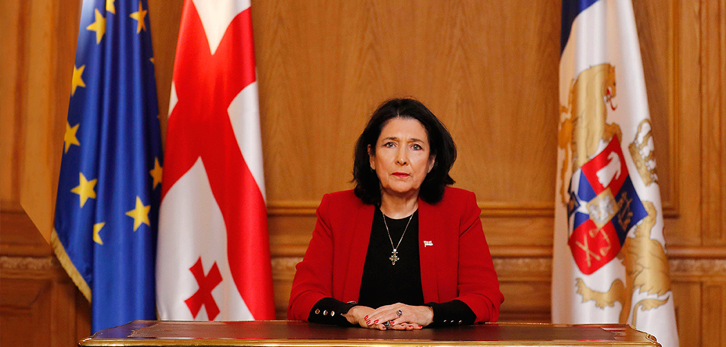 Президент Грузии оплатила Интернет более шестистам школьникам