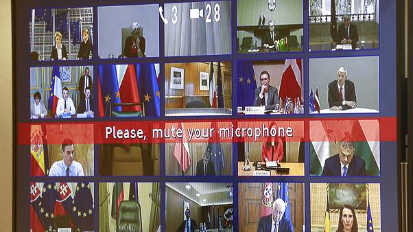 Для борьбы с коронавирусом ЕС создает фонд Лидеры стран входящих в Европейский Союз решили учредить инвестиционный фонд для борьбы с распространением коронавируса и согласовали пакет мер по защите экономики сообщества от последствий эпидемии. Об этом главы государств и правительств ЕС договорились в ходе видео-конференции. Случаи заражения COVID-19 выявлены на всей территории Евросоюза. "Будет создан инвестиционный фонд по коронавирусу, объем которого очень быстро достигнет 25 миллиардов евро", - сказала глава Европейской комиссии Урсула фон дер Ляйен. "Я обращусь к Парламенту и Евросовету с тем, чтобы 7,5 миллиардов евро были выделены незамедлительно. Я создам целевую группу, чтобы обеспечить поступление средств в ближайшие недели". Участники видеосаммита определили приоритеты в борьбе с коронавирусом. Речь идет об ограничении распространения COVID-19, предупреждении появления дефицита масок и респираторов, создании вакцины и преодолении социально-экономических последствий эпидемии. "Государства-члены ЕС согласились с тем, что здоровье наших граждан является приоритетом, что меры по борьбе с коронавирусом должны основываться на научных и медицинских рекомендациях, и быть пропорциональными, чтобы избежать крайне нежелательного исхода для нашего общества", - заявил глава Евросовета Шарль Мишель.