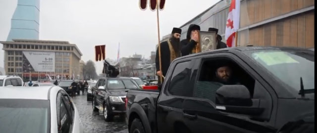 Православные священники окропляют святой водой улицы Тбилиси