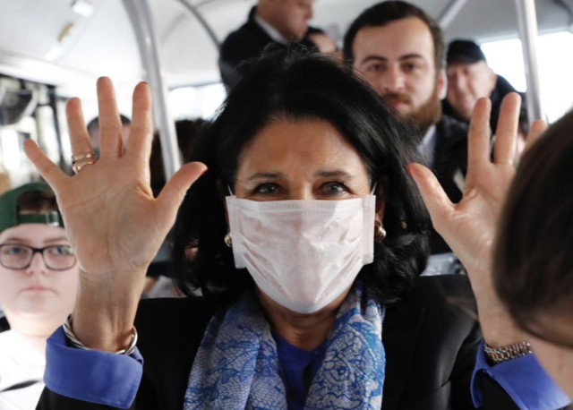 Президент Грузии провела акцию против коронавируса в общественном автобусе