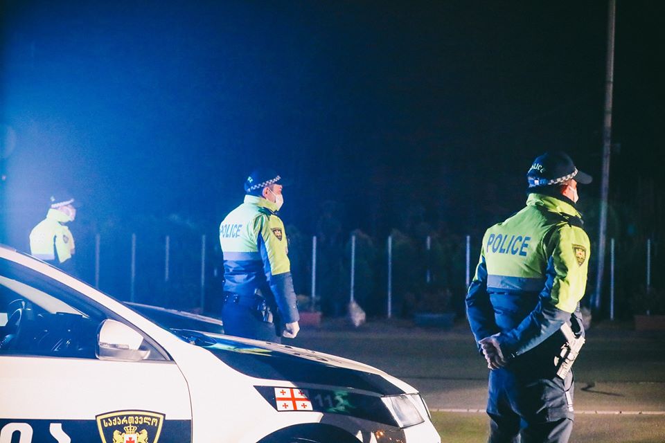 В Грузии за месяц задействования Чрезвычайного положения полиция выписала более 4,5 тысячи штрафов