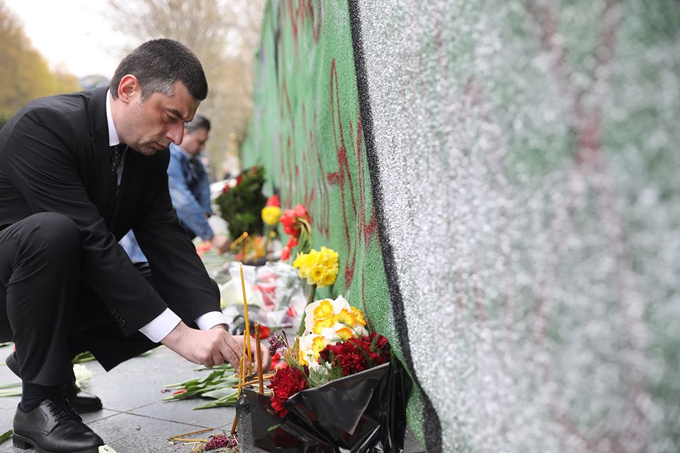 Георгий Гахария возложил цветы в память о погибших 9 апреля 1989 года