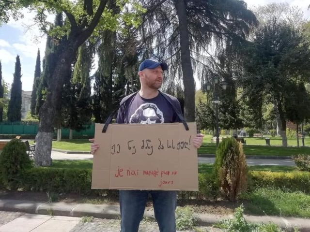 Лидер партии «Гирчи» просил милостыню на французском языке