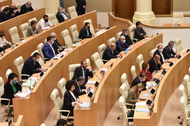 Парламент Грузии утвердил законопроект об ограничениях