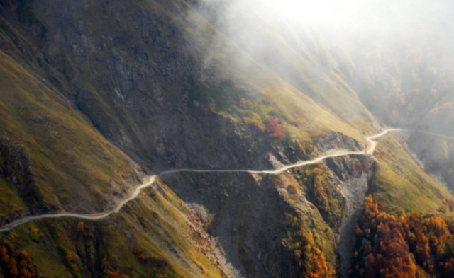 В Грузии спасатели ищут попавшего под лавину жителя села Омало