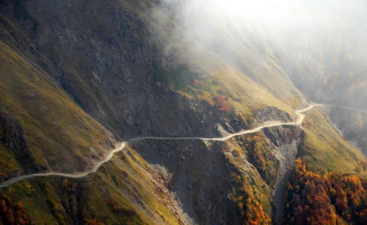 В Грузии спасатели ищут попавшего под лавину жителя села Омало