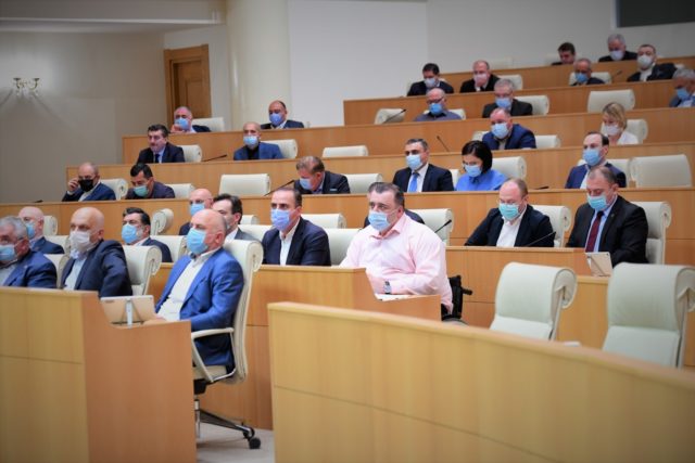 В Трудовой кодекс Грузии введут запрет на трудовую дискриминацию и сексуальные домогательства