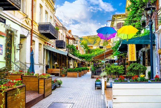 В Тбилиси уличные кафе смогут выйти за границы отведенной им территории