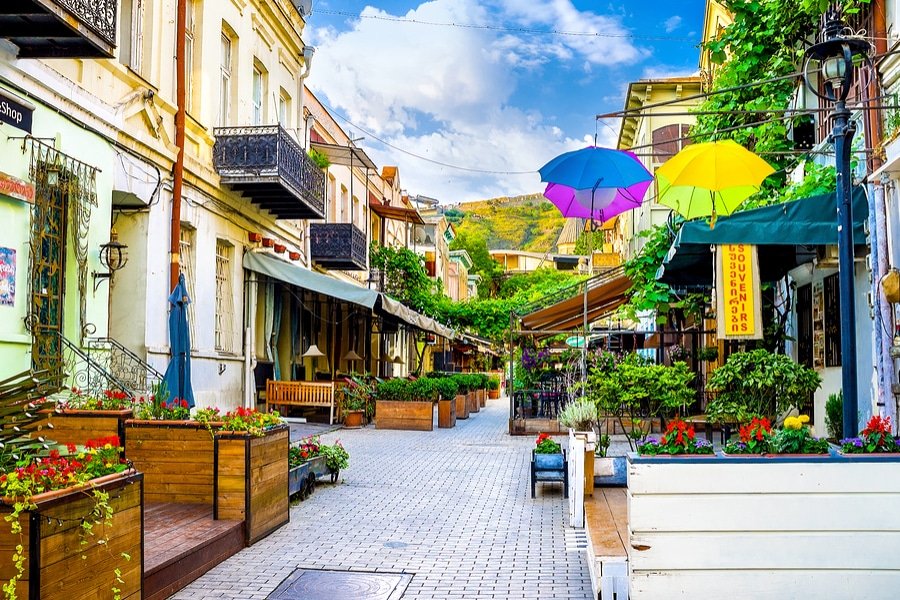 В Тбилиси уличные кафе смогут выйти за границы отведенной им территории