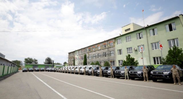 Министерству обороны Грузии Грузии торжественно передали автомобили, купленные в долг