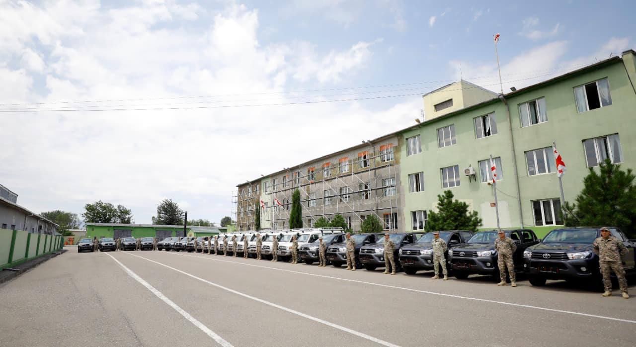 Министерству обороны Грузии Грузии торжественно передали автомобили, купленные в долг