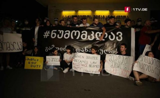 У здания МВД Грузии прошла акция протеста "Не убивай! Расследуй преступление!"