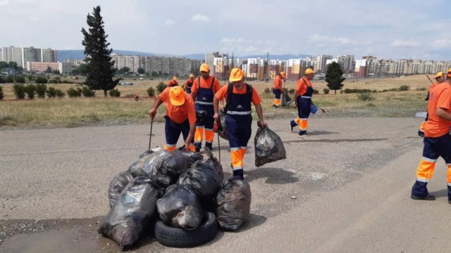 "Тбилсервис групп" начала очищает от мусора дворы Тбилиси