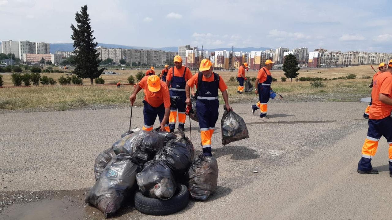"Тбилсервис групп" начала очищает от мусора дворы Тбилиси