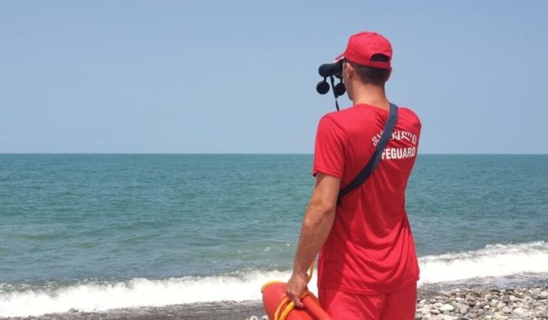 С начала летнего сезона на черноморском побережье Грузии спасли 176 тонущих