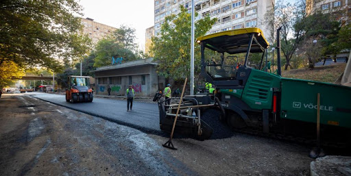 В Тбилиси на на улице Хизанишвили провалился асфальт