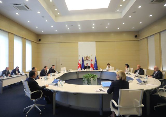 В Грузии журналистов временно не допустят на заседания правительства