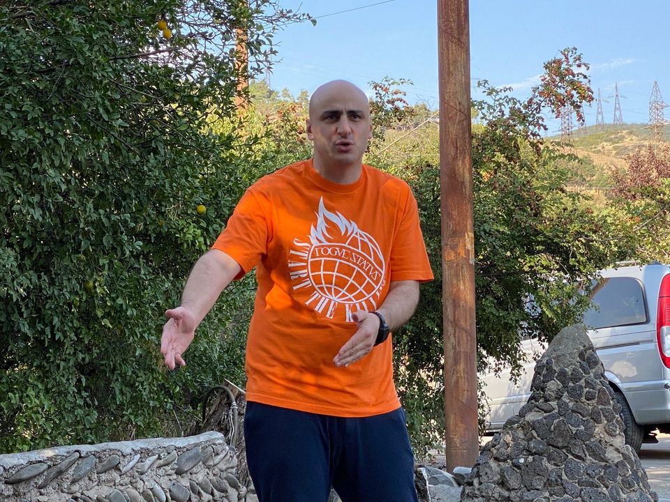 В Тбилиси кандидата от оппозиции Нику Мелиа закидали камнями