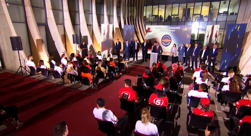 «Единое национальное движение» и блок «Объединенной оппозиции» представило своих кандидатов в мажоритарные депутаты в парламент Грузии