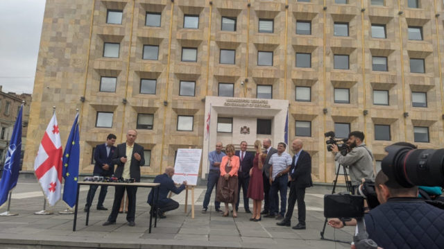 Коалиционное правительство должно вывести страну из экономического кризиса