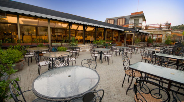 В Грузии в ресторанах и кафе под открытым небом будут смягчены ограничения