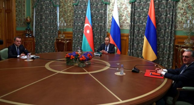 Баку и Ереван договорились о прекращении огня в Карабахе