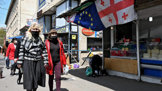 В Грузии с сегодняшнего дня носить маски обязательно и на улице