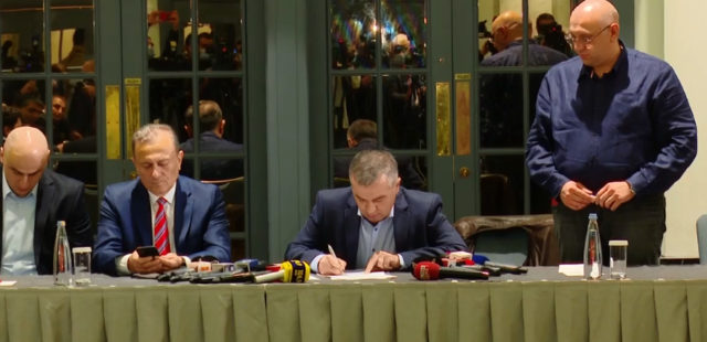 Оппозиционные партии подписали меморандум об отказе от мандатов в парламент Грузии