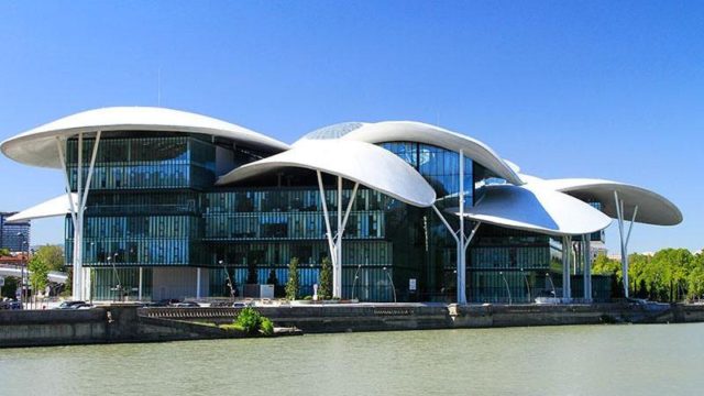 В Тбилиси, Кутаиси и Батуми Дома юстиции сокращают часы работы