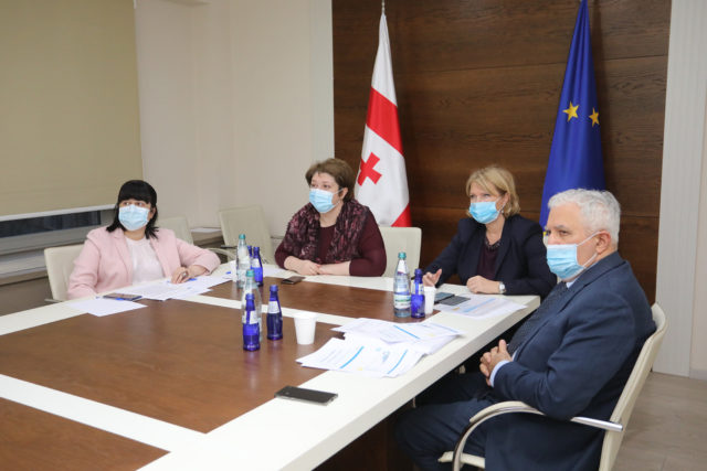 В Грузии правительство отказалось открывать торговлю раньше указанного срока