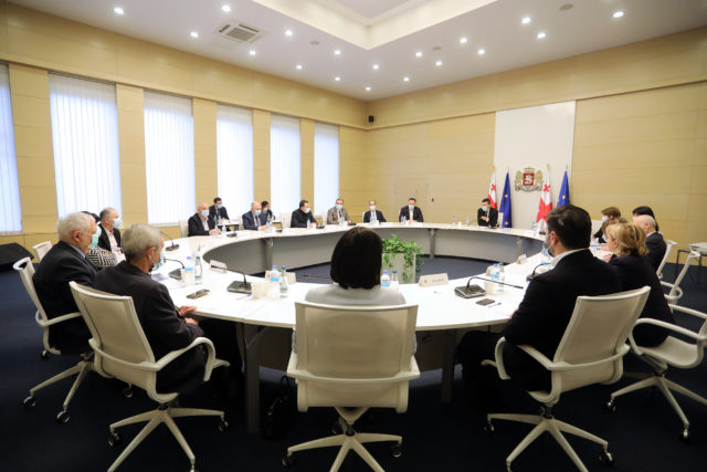 Георгий Гахария представил парламенту старый кабинет министров