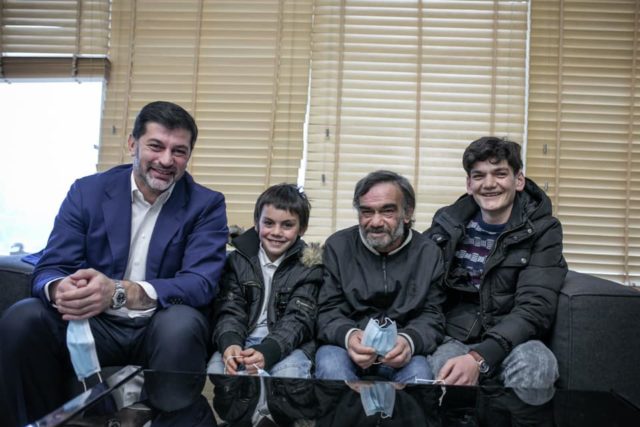 Каха Каладзе подарил квартиру мужчине в одиночку растящего шестерых детей